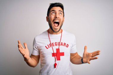 Sakallı, kırmızı haçlı bir tişört giyen genç ve yakışıklı bir cankurtaran. Islık çalıp deli gibi bağırıyor ve agresif bir ifade ve kollarla bağırıyor. Hayal kırıklığı konsepti.