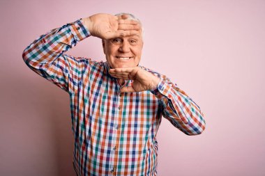 Üst düzey yakışıklı beyaz adam, pembe arka planda günlük bir tişört giyiyor. Gülümsüyor, gülümsüyor, elleri havada dikizliyormuş gibi yapıyor. Şaşırdım ve çıktım.