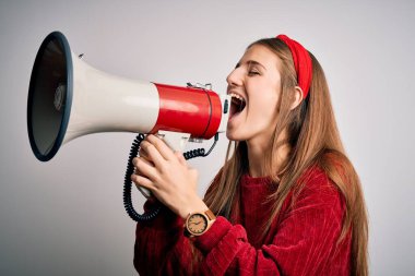Genç beyaz kadın megafonla protesto için bağırıyor. Hoparlörde bağırmak heyecan verici.