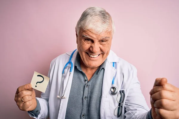 Senior Handsome Hoary Doctor Man Wearing Stethoscope Holding Reminder Question — Stock Photo, Image