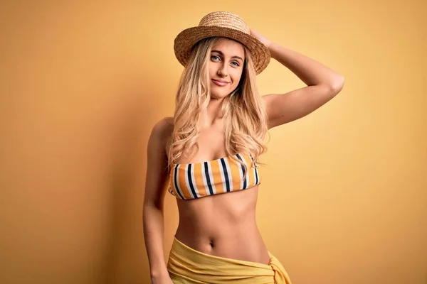 Giovane Bella Donna Bionda Vacanza Indossando Bikini Cappello Sfondo Giallo — Foto Stock
