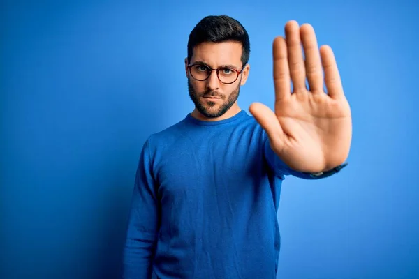 Jonge Knappe Man Met Baard Draagt Casual Trui Bril Blauwe — Stockfoto