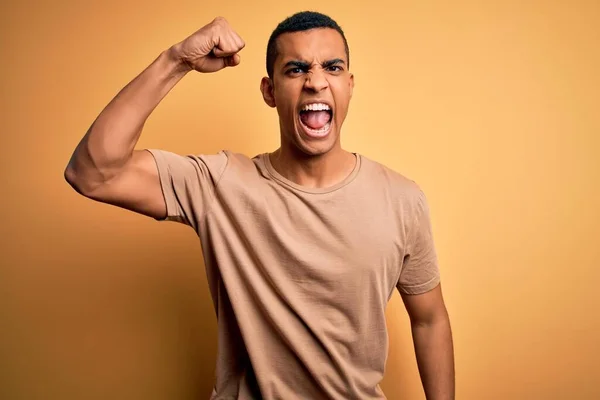 Genç Yakışıklı Afro Amerikalı Bir Adam Sıradan Tişörtler Giyip Sarı — Stok fotoğraf