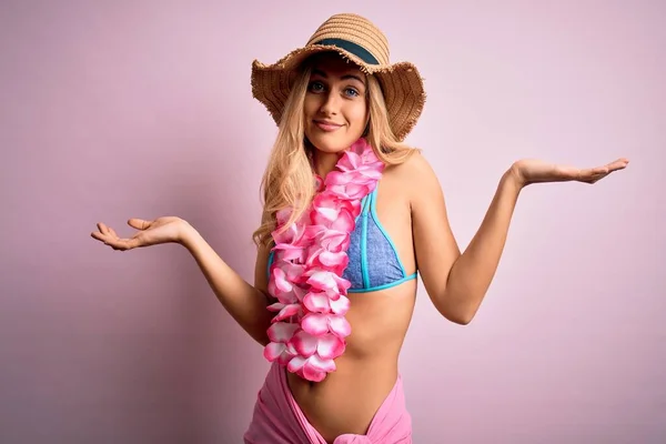 Junge Schöne Blonde Frau Urlaub Mit Bikini Und Hut Mit — Stockfoto