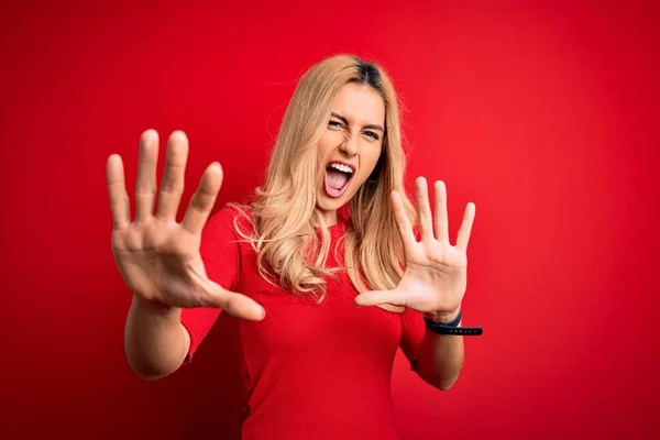 Ung Vacker Blond Kvinna Bär Casual Shirt Stående Över Isolerad — Stockfoto