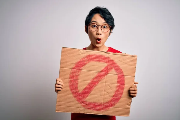 Νεαρό Όμορφο Κορίτσι Από Την Ασία Κρατώντας Πανό Απαγορευμένο Σήμα — Φωτογραφία Αρχείου