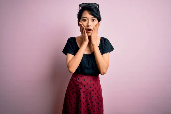 캐주얼 드레스를 아리따운 아시아 소녀는 두려움 과놀라움 놀라움으로 — 스톡 사진