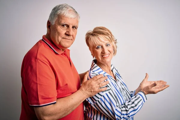 Senior Vackra Par Står Tillsammans Över Isolerad Vit Bakgrund Pekar — Stockfoto