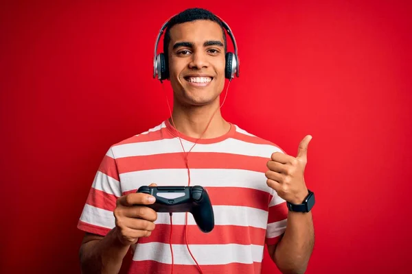 Schöner Afrikanisch Amerikanischer Spieler Der Videospiel Mit Jostick Und Kopfhörer — Stockfoto