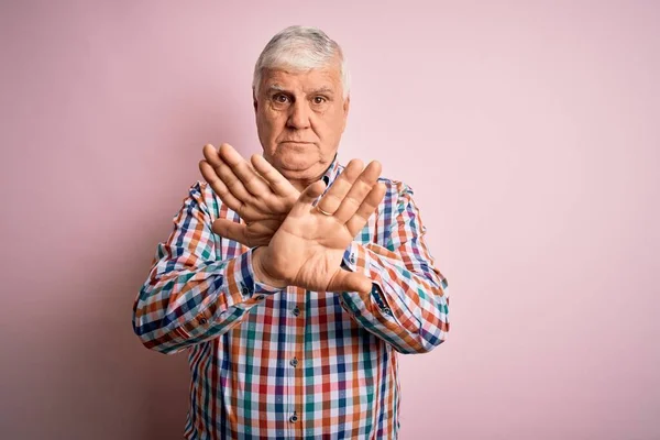 Anziano Bello Hoary Uomo Indossa Casual Colorato Camicia Isolato Rosa — Foto Stock