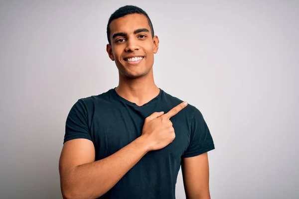 Ung Vacker Afrikansk Amerikansk Man Bär Casual Shirt Står Över — Stockfoto