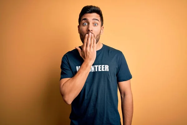 Jovem Bonito Homem Com Barba Voluntariado Vestindo Camiseta Com Mensagem — Fotografia de Stock