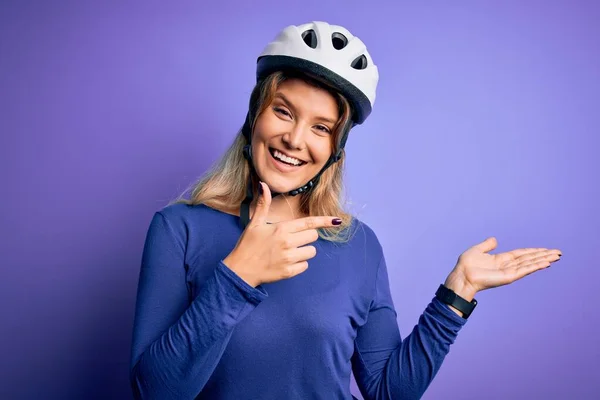 Jeune Belle Cycliste Blonde Femme Portant Casque Sécurité Vélo Sur — Photo