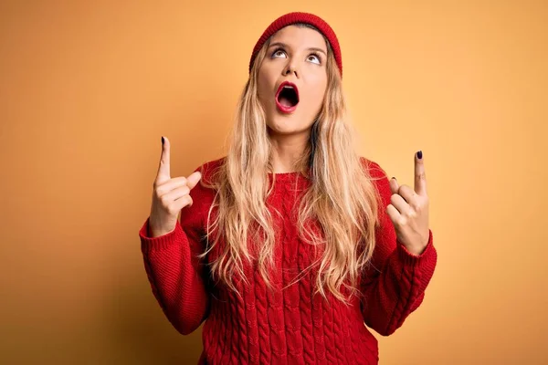 Giovane Bella Donna Bionda Indossa Maglione Casual Berretto Lana Sfondo — Foto Stock