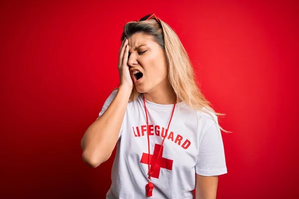 Jeune Belle Femme Blonde Sauveteur Portant Shirt Avec Croix Rouge — Photo