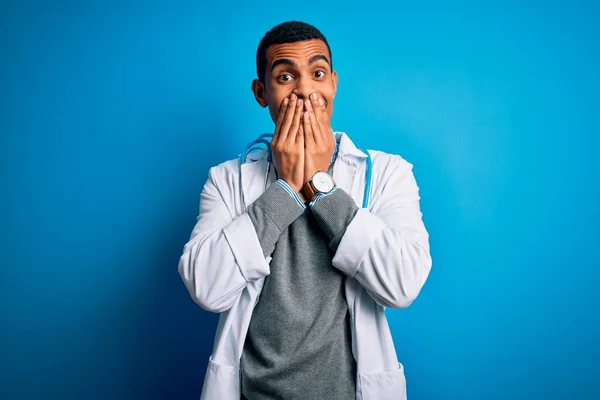 Guapo Afroamericano Médico Hombre Usando Abrigo Estetoscopio Sobre Fondo Azul — Foto de Stock