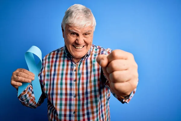 Hombre Guapo Apuesto Que Sostiene Símbolo Cinta Azul Del Cáncer —  Fotos de Stock