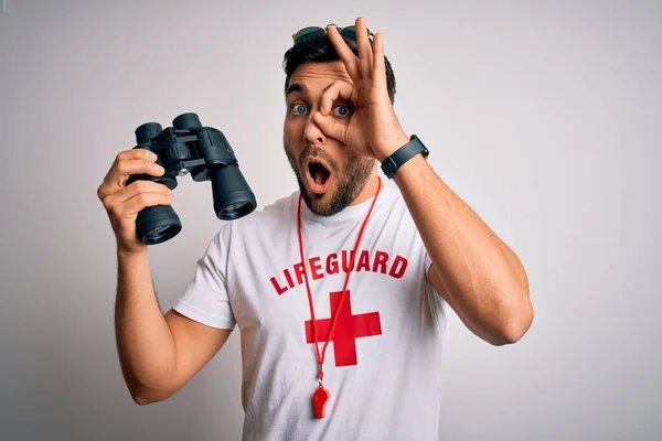 Joven Salvavidas Con Barba Vistiendo Camiseta Con Cruz Roja Gafas — Foto de Stock