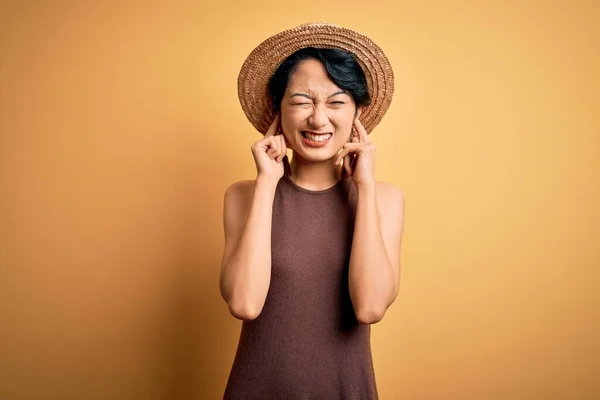 Junge Schöne Asiatische Mädchen Lässigem Shirt Und Hut Über Isoliertem — Stockfoto