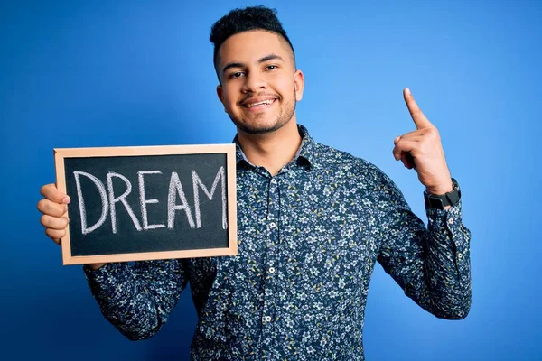 Joven Hombre Guapo Sosteniendo Pizarra Con Mensaje Sueño Palabra Sobre —  Fotos de Stock