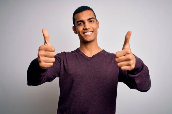 스웨터를 잘생긴 아프리카 미국인 남자가 손으로 긍정적 몸짓을 승인하면서 웃으며 — 스톡 사진