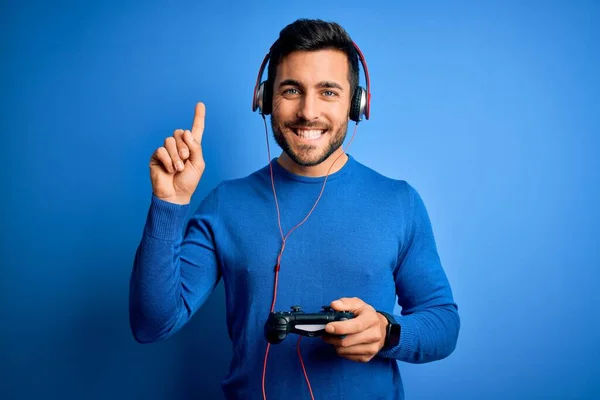 Jovem Jogador Bonito Homem Com Barba Jogando Videogame Usando Joystick — Fotografia de Stock