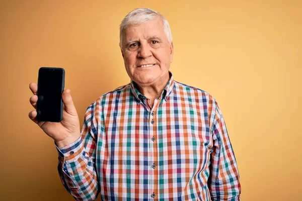 Senior Stilig Hoary Man Håller Smartphone Visar Skärmen Över Gul — Stockfoto