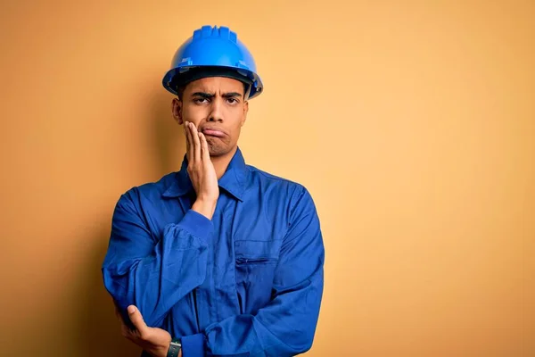 Jonge Knappe Afro Amerikaanse Arbeider Blauw Uniform Veiligheidshelm Denken Kijken — Stockfoto