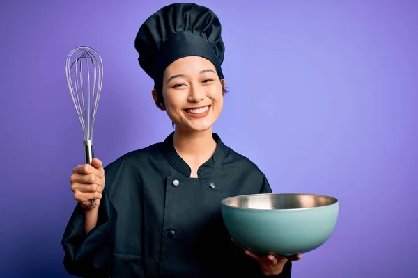 年轻美丽的中国厨师 身穿炊事服 头戴大头帽 面带微笑地站在那里 脸上洋溢着自信的笑容 露出牙齿 — 图库照片