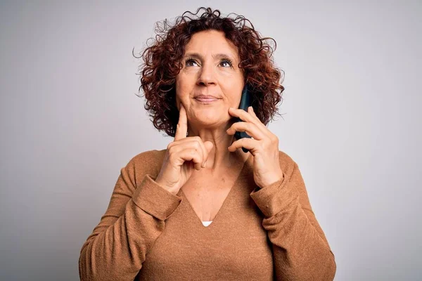 Mujer Rizada Mediana Edad Teniendo Conversación Hablando Teléfono Inteligente Sobre — Foto de Stock
