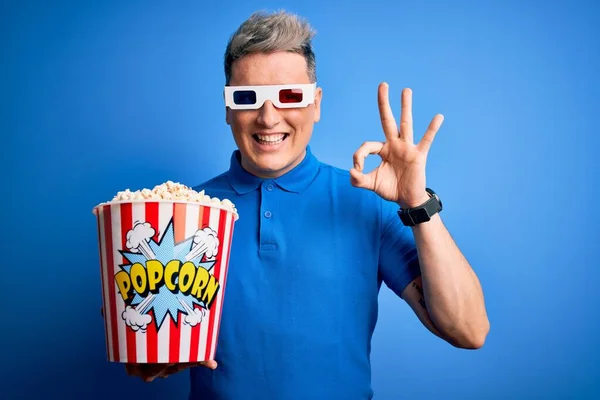 Junger Moderner Mann Sieht Kinofilm Mit Brille Und Isst Popcorn — Stockfoto