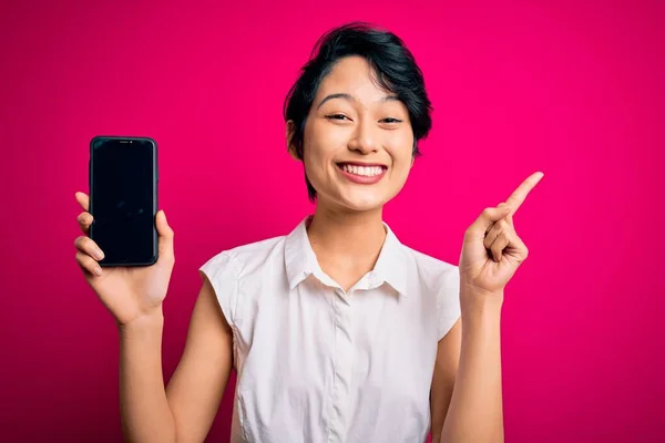 Jovem Bonita Asiática Menina Segurando Smartphone Mostrando Tela Sobre Isolado — Fotografia de Stock