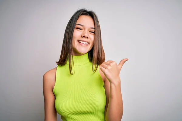 Ung Vacker Brunett Flicka Bär Casual Sommar Shirt Över Isolerad — Stockfoto