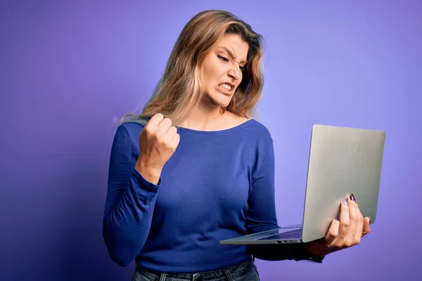 Genç Sarışın Bir Kadın Dizüstü Bilgisayar Kullanarak Çalışıyor Mor Arka — Stok fotoğraf