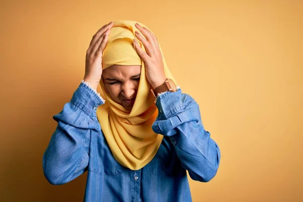 Kıvırcık Saçlı Genç Bir Kadın Sarı Arka Plan Üzerinde Geleneksel — Stok fotoğraf