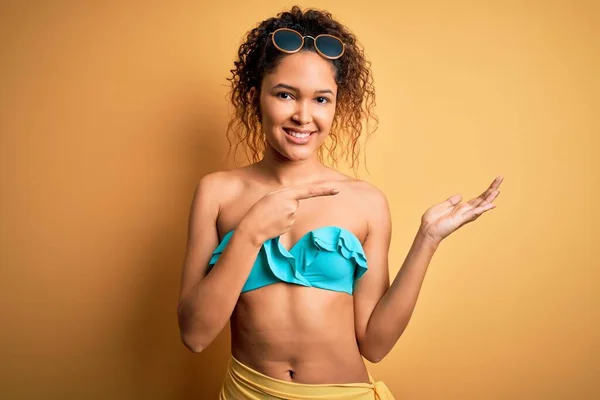 Joven Hermosa Mujer Americana Vacaciones Con Bikini Sobre Fondo Amarillo — Foto de Stock