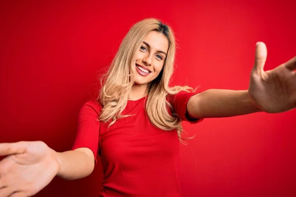 Jovem Mulher Loira Bonita Vestindo Shirt Casual Sobre Fundo Vermelho — Fotografia de Stock