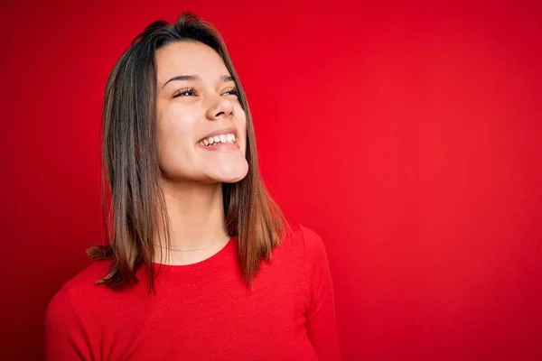 Jong Mooi Brunette Meisje Dragen Casual Shirt Geïsoleerde Rode Achtergrond — Stockfoto
