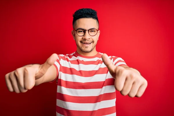 Homem Bonito Jovem Vestindo Shirt Listrada Casual Óculos Sobre Fundo — Fotografia de Stock