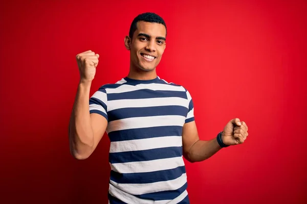 Schöner Afrikanisch Amerikanischer Mann Lässig Gestreiftem Shirt Vor Rotem Hintergrund — Stockfoto