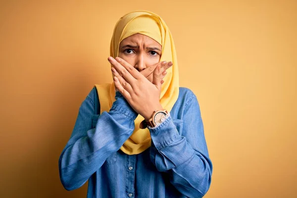Молода Красива Жінка Кучерявим Волоссям Одягнена Арабський Традиційний Хіджаб Жовтому — стокове фото