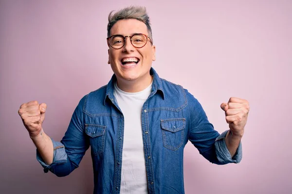 Pemuda Tampan Modern Modern Memakai Kacamata Dan Jaket Denim Atas — Stok Foto