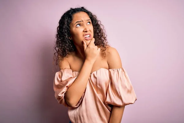 Ung Vacker Kvinna Med Lockigt Hår Bär Casual Shirt Står — Stockfoto