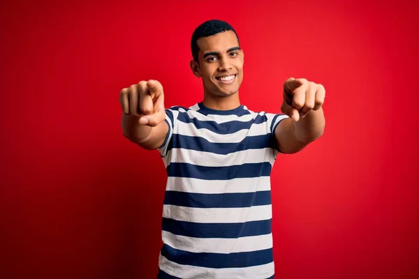 Schöner Afrikanisch Amerikanischer Mann Lässig Gestreiftem Shirt Der Über Rotem — Stockfoto