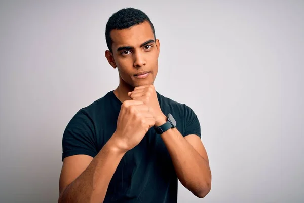 Jovem Homem Afro Americano Bonito Vestindo Camiseta Casual Sobre Fundo — Fotografia de Stock