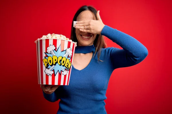 Giovane Donna Bionda Che Indossa Occhiali Mangia Pacchetto Popcorn Guardando — Foto Stock