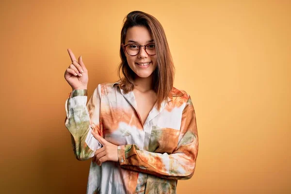 Jong Mooi Brunette Meisje Dragen Casual Shirt Bril Geïsoleerde Gele — Stockfoto