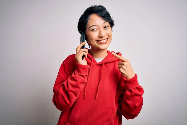 Mladý Krásný Asijské Dívka Having Rozhovor Talking Smartphone White Background — Stock fotografie