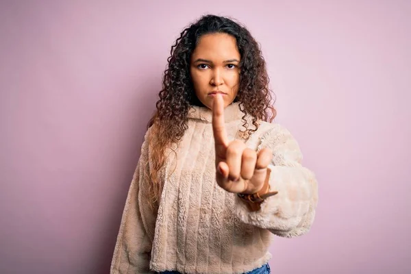 Mujer Hermosa Joven Con Pelo Rizado Usando Suéter Casual Pie — Foto de Stock