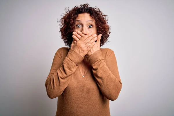 Medelåldern Vackra Lockigt Hår Kvinna Bär Casual Tröja Över Isolerade — Stockfoto